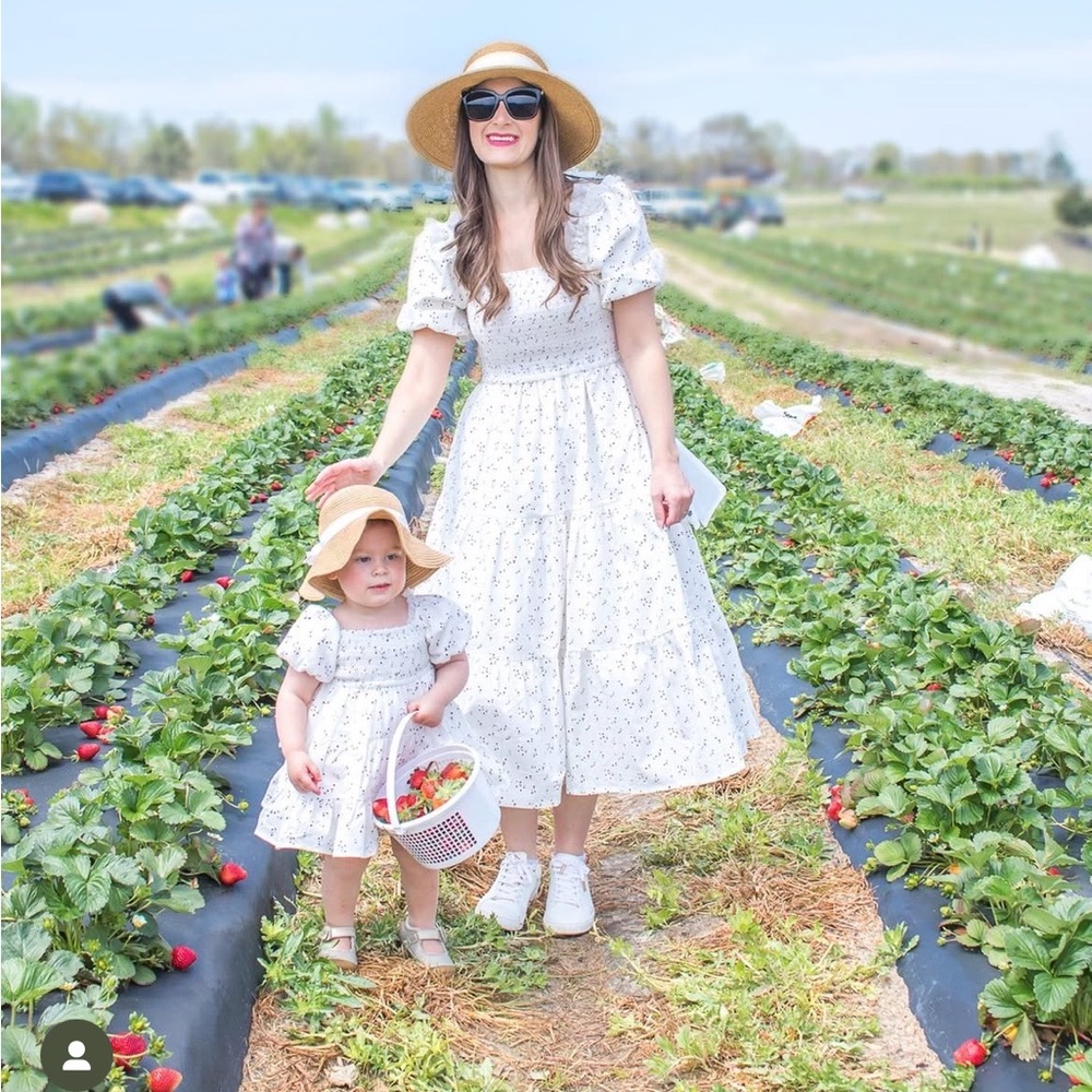 Mommy and me Matching White Floral Dresses
Mom: size small and 12-24m girls